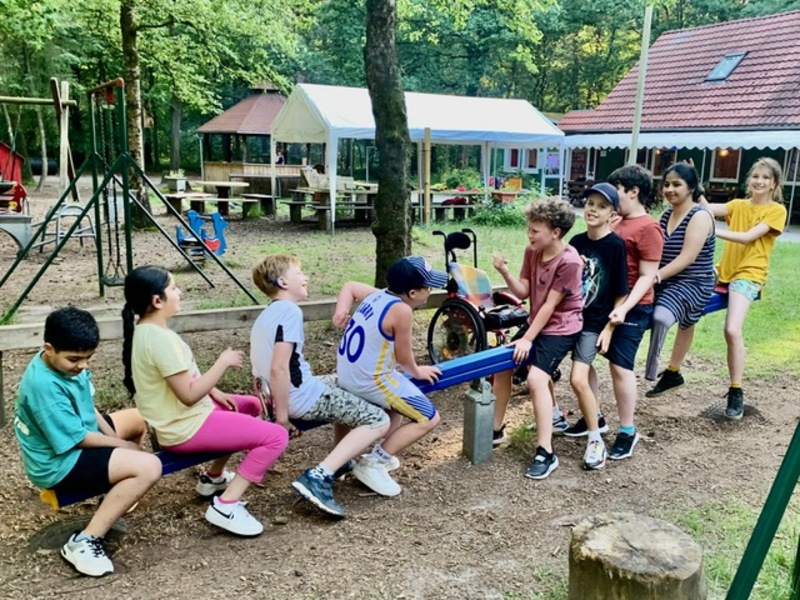 Das Bild zeigt: Klasse 4 sitzt gemeinsam auf der Wippe