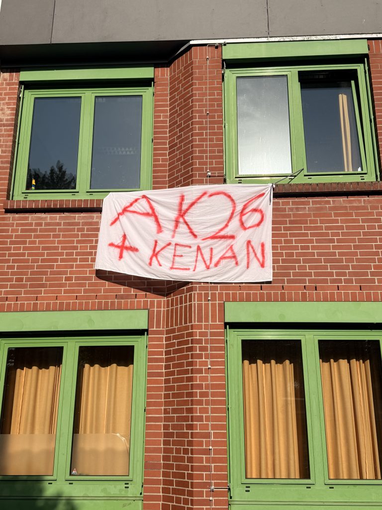 Ein Banner mit der Aufschrift AK26 + Kenan