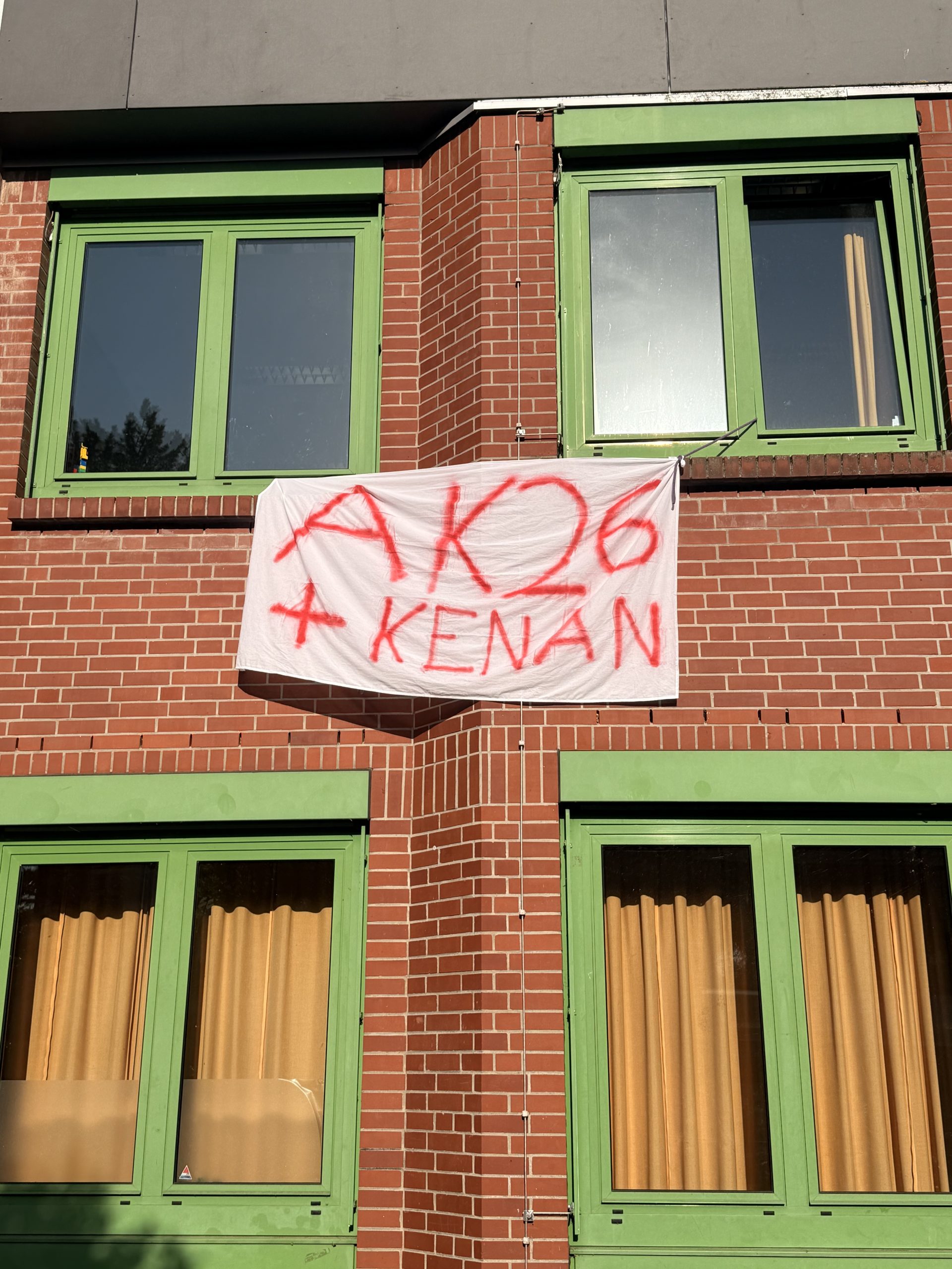 Ein Banner mit der Aufschrift AK26 + Kenan